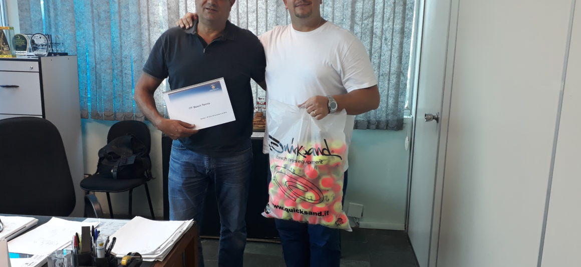 FPT ENTREGA MIDIA KIT DO ITF DE BEACH TENNIS A SECRETARIA DE ESPORTES DE SANTOS