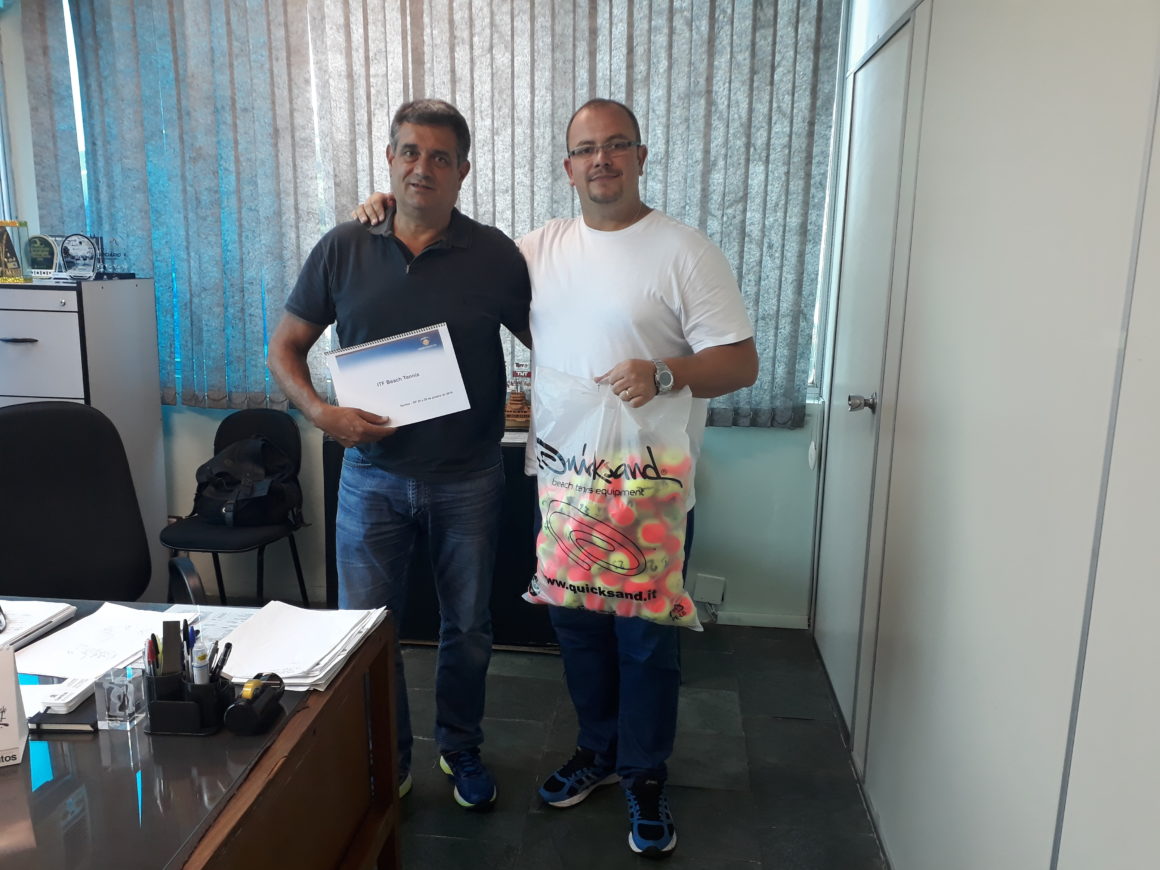 FPT ENTREGA MIDIA KIT DO ITF DE BEACH TENNIS A SECRETARIA DE ESPORTES DE SANTOS