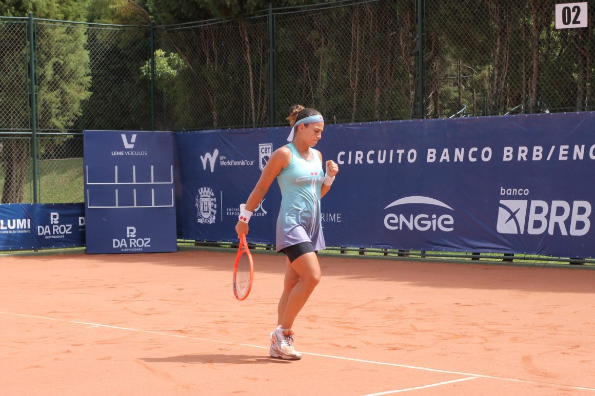 Carol, Cé, Bossi e Bohrer vencem na estreia e avançam às oitavas no ITF W35 de Leme