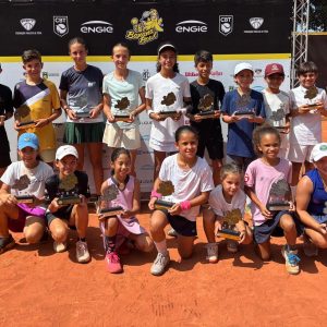 Tenistas de oito estados conquistam títulos dos 12 anos e Tennis Kids no Banana Bowl Tenistas de oito estados conquistam títulos dos 12 anos e Tennis Kids no Banana Bowl